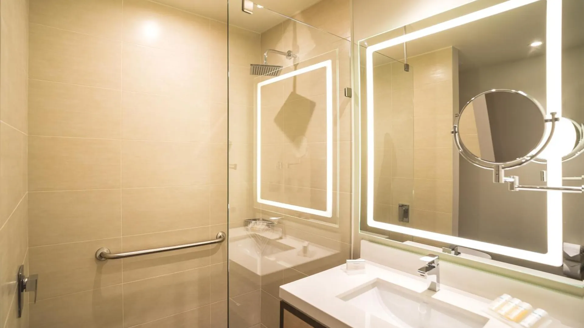 Отель Hilton Garden Inn Bogota Airport